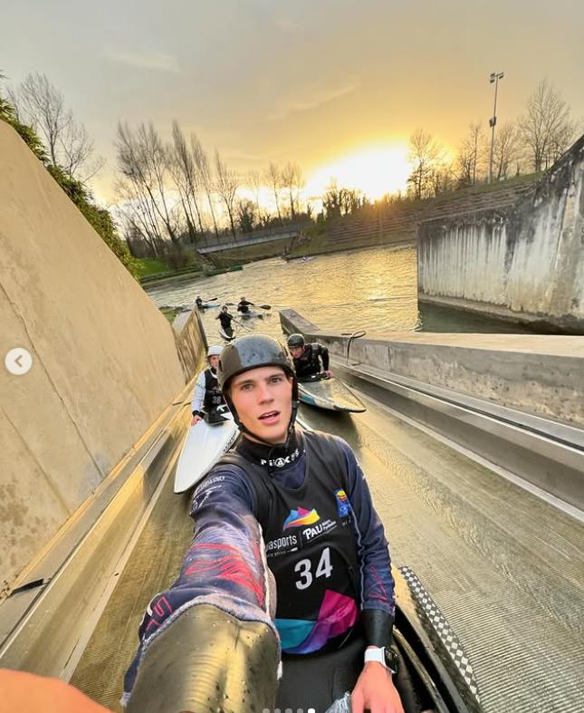 După ce și-a făcut cont pe OnlyFans, un sportiv britanic s-a filmat într-o ipostază intimă în avion și a fost suspendat 1020633