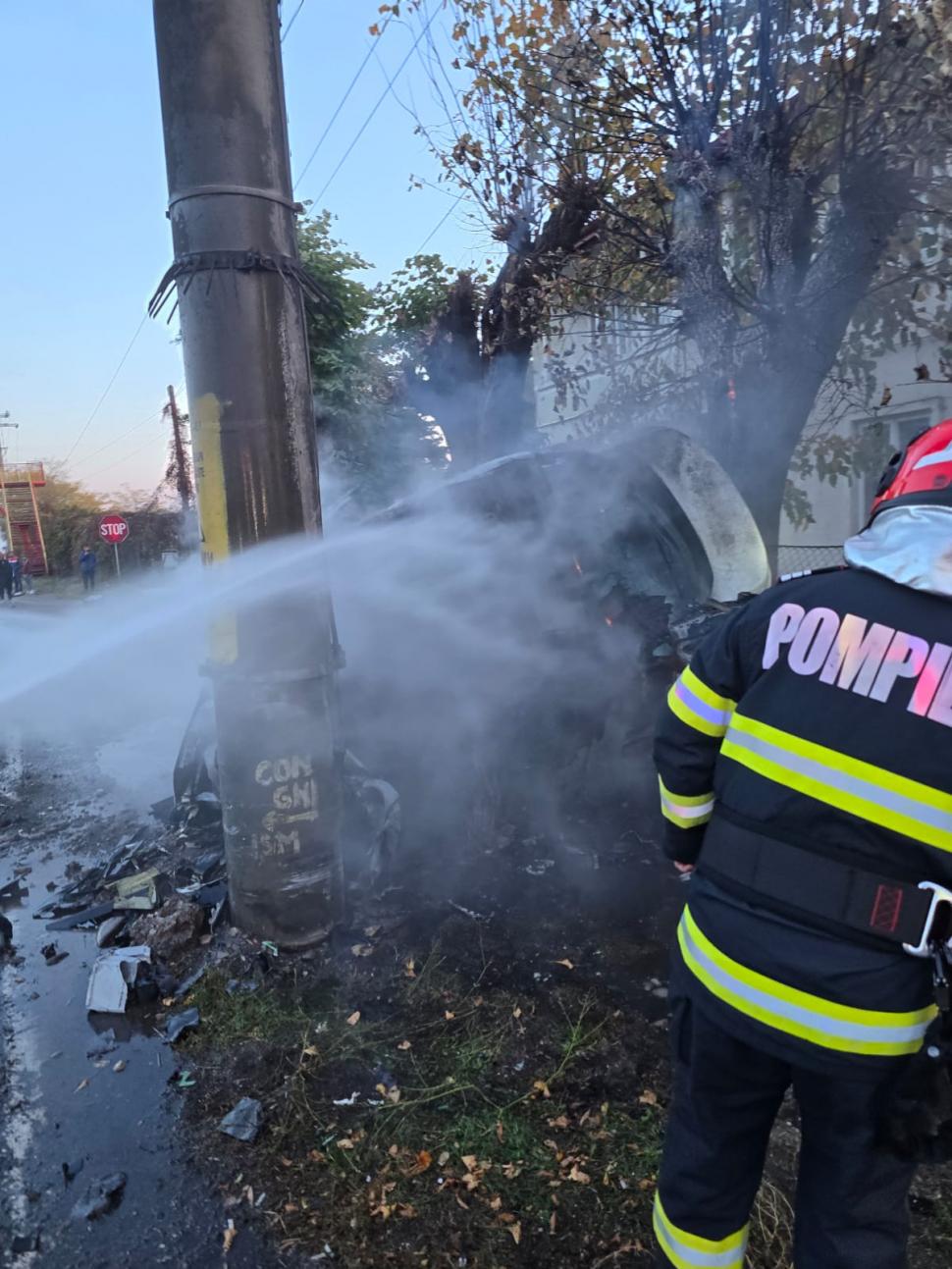 Accident grav, în Prahova. Un şofer a murit după ce s-a izbit cu maşina de un stâlp de electricitate. Autoturismul a luat foc 1020833