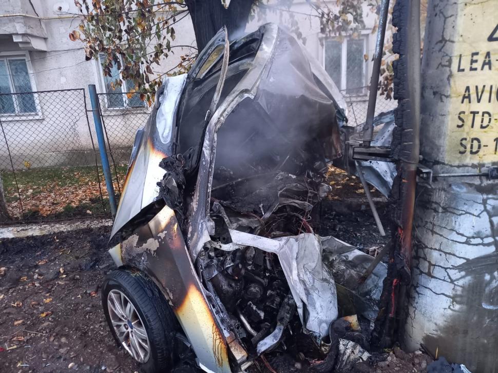 Accident grav, în Prahova. Un şofer a murit după ce s-a izbit cu maşina de un stâlp de electricitate. Autoturismul a luat foc 1020835