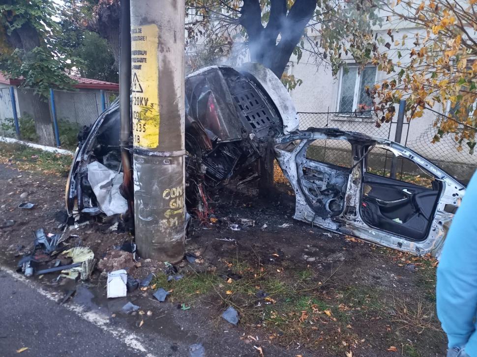 Accident grav, în Prahova. Un şofer a murit după ce s-a izbit cu maşina de un stâlp de electricitate. Autoturismul a luat foc 1020836