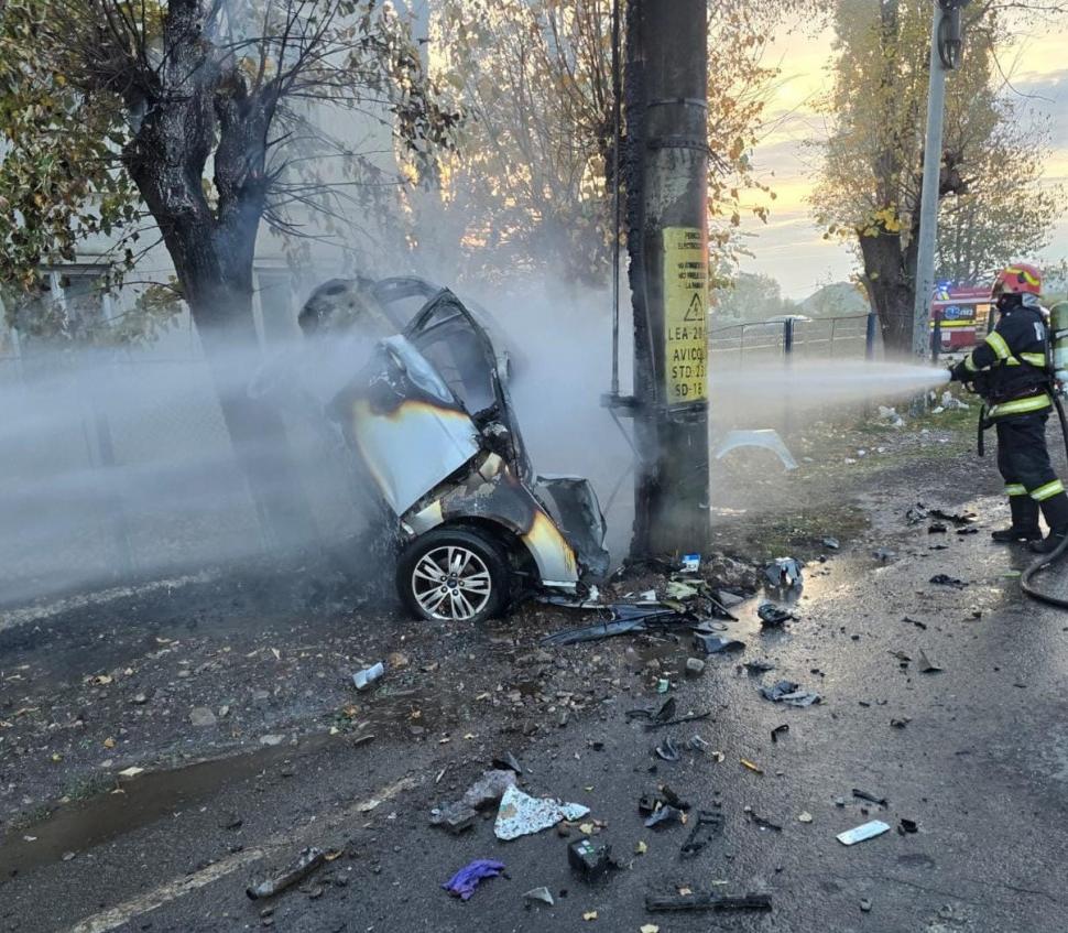 Accident grav, în Prahova. Un şofer a murit după ce s-a izbit cu maşina de un stâlp de electricitate. Autoturismul a luat foc 1020844