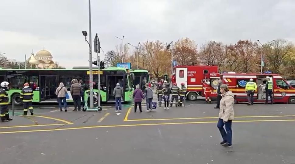 Momentul accidentului din Drumul Taberei, surprins pe camere: Autobuzul 168 trece pe galben și e lovit. Șoferul susține altceva 1020862