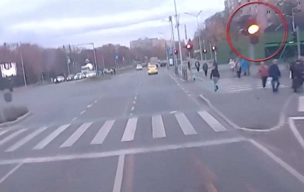 Momentul accidentului din Drumul Taberei, surprins pe camere: Autobuzul 168 trece pe galben și e lovit. Șoferul susține altceva 1020865