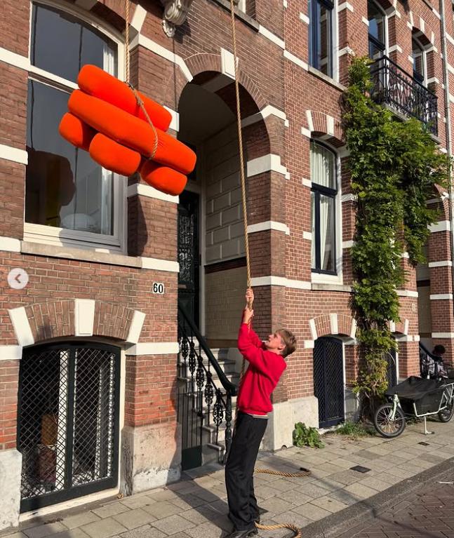 Este celebru și bogat, dar locuiește într-un apartament de 30 mp. Cum a cucerit lumea un designer cu o poză pusă pe Instagram 1021034