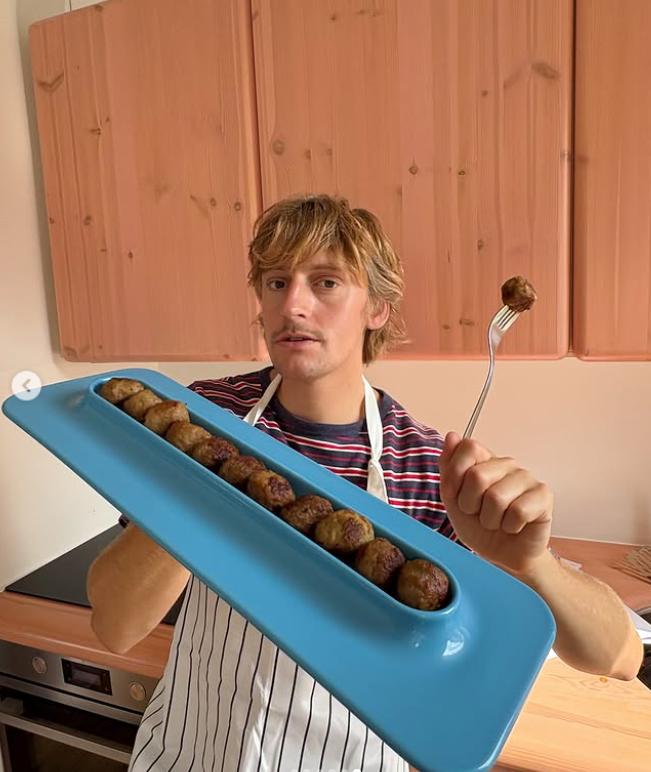 Este celebru și bogat, dar locuiește într-un apartament de 30 mp. Cum a cucerit lumea un designer cu o poză pusă pe Instagram 1021036