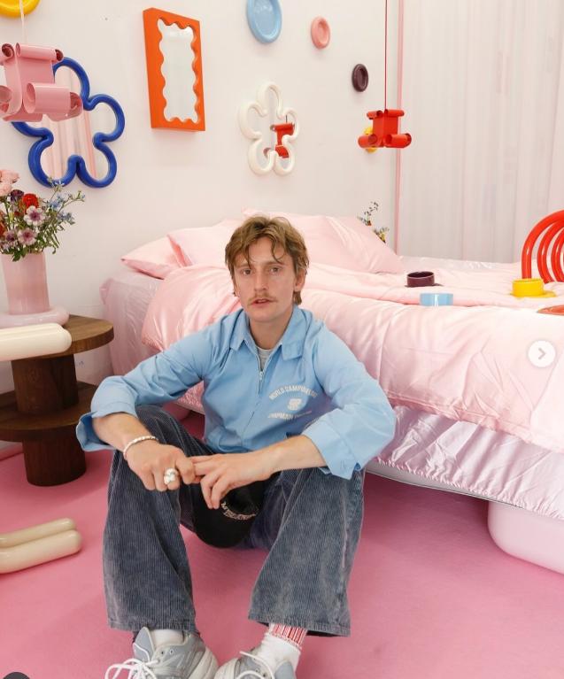 Este celebru și bogat, dar locuiește într-un apartament de 30 mp. Cum a cucerit lumea un designer cu o poză pusă pe Instagram 1021044