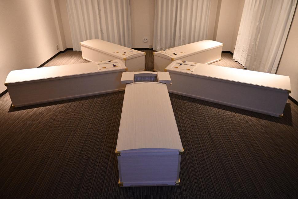 Așa arată SPA-ul unde meditezi în sicriu: Clienții stau închiși 30 de minute ca într-un mormânt. Cât costă o ședință de „relaxare” 1021492