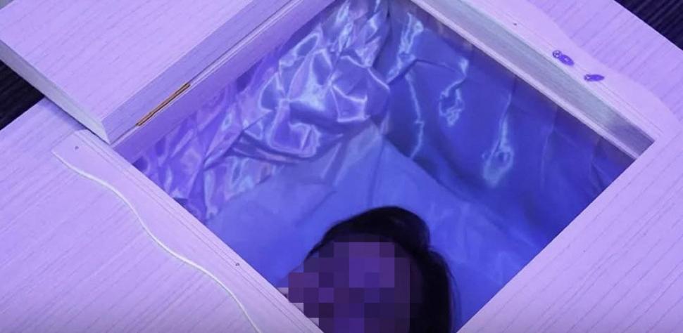 Așa arată SPA-ul unde meditezi în sicriu: Clienții stau închiși 30 de minute ca într-un mormânt. Cât costă o ședință de „relaxare” 1021493