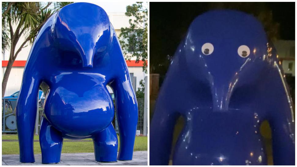 O fată s-a distrat lipind ochi pe o statuie albastră. Este, de fapt, o operă de artă și acum trebuie să plătească pentru ce a făcut 1021451