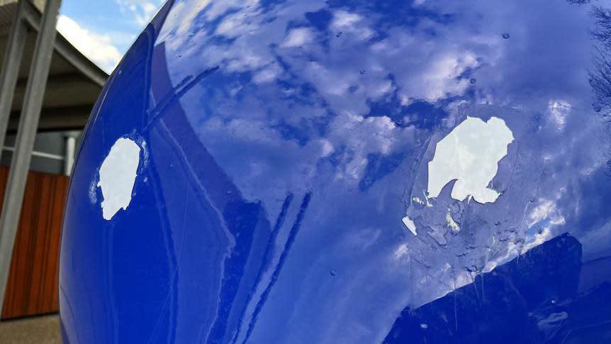 O fată s-a distrat lipind ochi pe o statuie albastră. Este, de fapt, o operă de artă și acum trebuie să plătească pentru ce a făcut 1021453