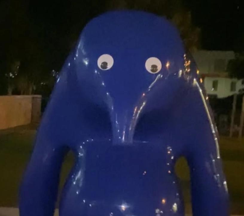 O fată s-a distrat lipind ochi pe o statuie albastră. Este, de fapt, o operă de artă și acum trebuie să plătească pentru ce a făcut 1021454