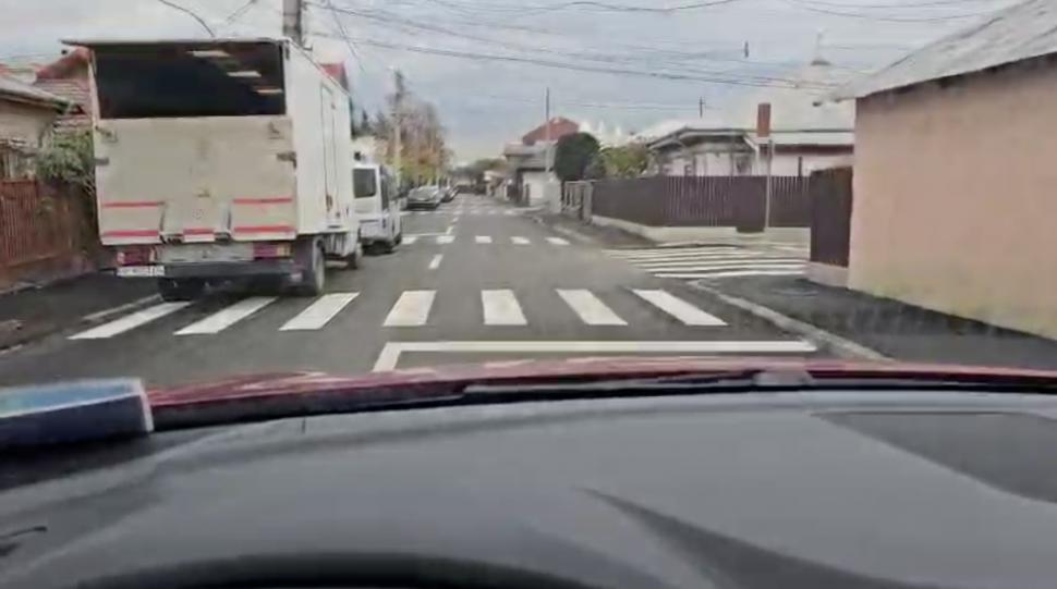 Orașul din România care are o stradă înfundată plină de zebre: 11 treceri de pietoni trasate pe 260 de metri. Legea permite maximum 5 1021374