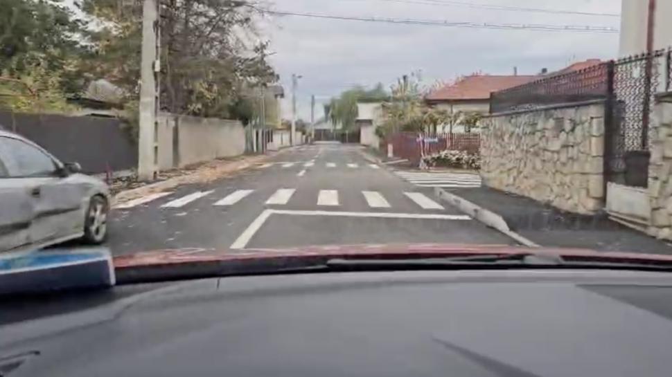 Orașul din România care are o stradă înfundată plină de zebre: 11 treceri de pietoni trasate pe 260 de metri. Legea permite maximum 5 1021377