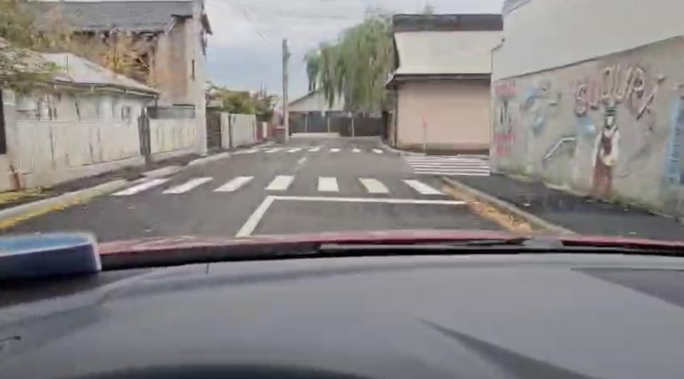 Orașul din România care are o stradă înfundată plină de zebre: 11 treceri de pietoni trasate pe 260 de metri. Legea permite maximum 5 1021378