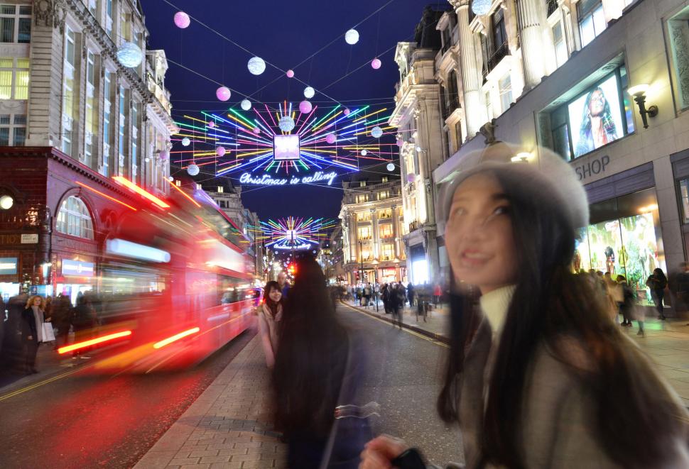Când se aprind luminile de Crăciun în Viena, Paris, Madrid și alte capitale din Europa. La Londra, poți admira deja o parte din ele 1021672