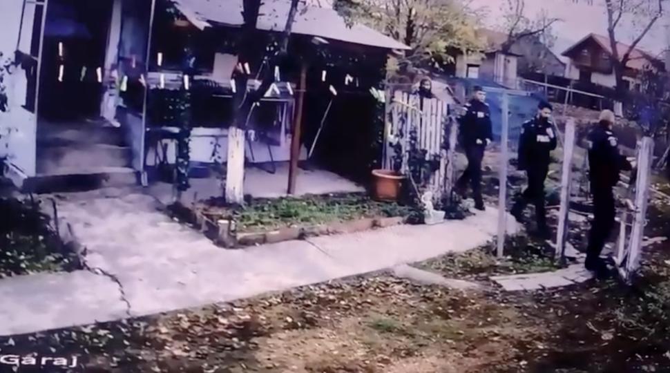 „Trage cu pușca după soție prin curte”: Un bărbat s-a trezit asaltat de mascați și polițiști, în gospodăria lui, după o farsă la 112 1021725