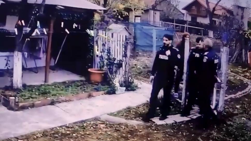„Trage cu pușca după soție prin curte”: Un bărbat s-a trezit asaltat de mascați și polițiști, în gospodăria lui, după o farsă la 112 1021726