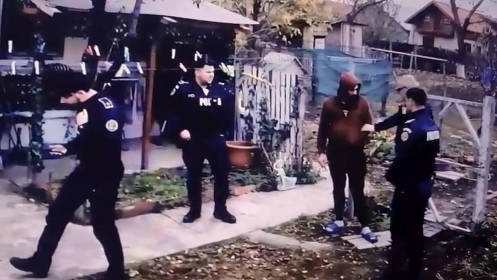 „Trage cu pușca după soție prin curte”: Un bărbat s-a trezit asaltat de mascați și polițiști, în gospodăria lui, după o farsă la 112 1021728