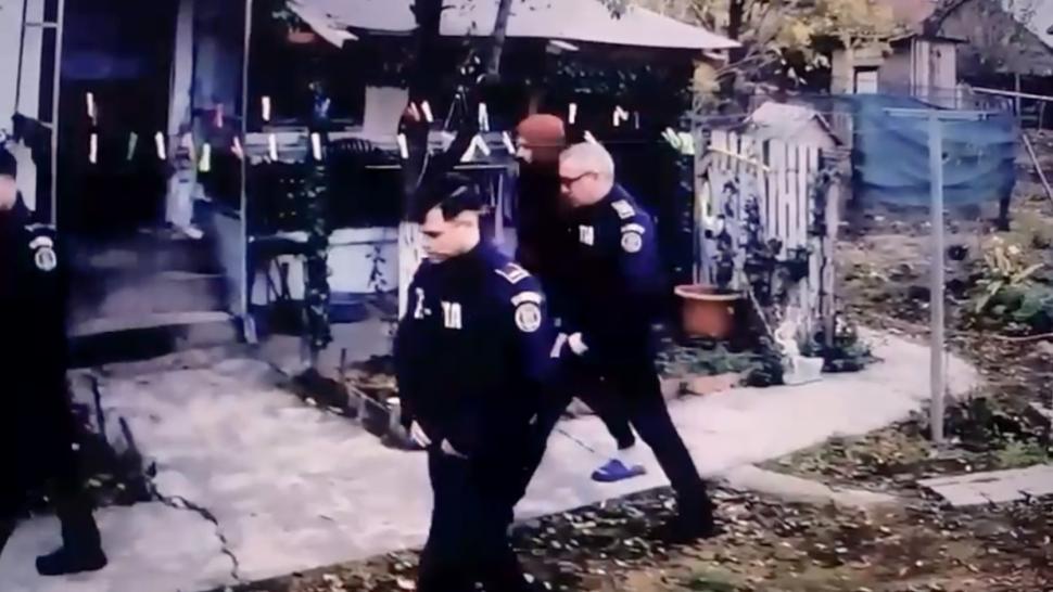 „Trage cu pușca după soție prin curte”: Un bărbat s-a trezit asaltat de mascați și polițiști, în gospodăria lui, după o farsă la 112 1021729