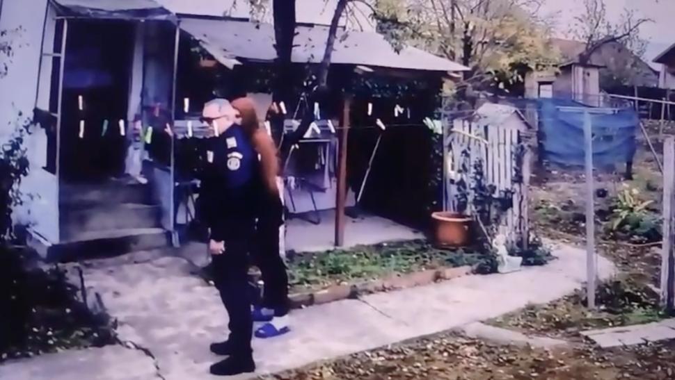 „Trage cu pușca după soție prin curte”: Un bărbat s-a trezit asaltat de mascați și polițiști, în gospodăria lui, după o farsă la 112 1021730