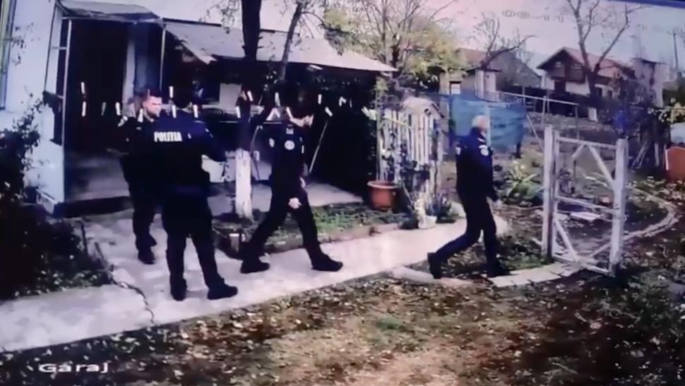 „Trage cu pușca după soție prin curte”: Un bărbat s-a trezit asaltat de mascați și polițiști, în gospodăria lui, după o farsă la 112 1021734