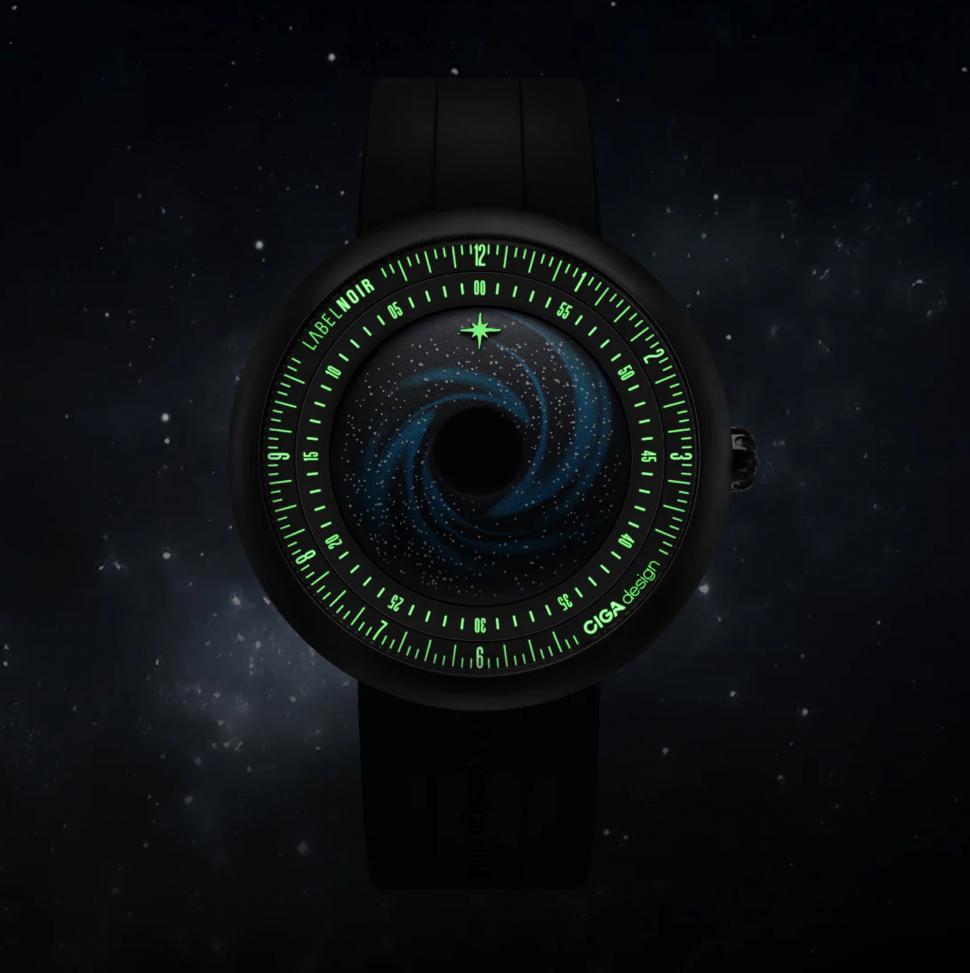 A apărut ceasul cu design de gaură neagră: „Miezul” absoarbe aproape toată lumina. Cum arată „Black Star” și cât costă azi în România 1021149