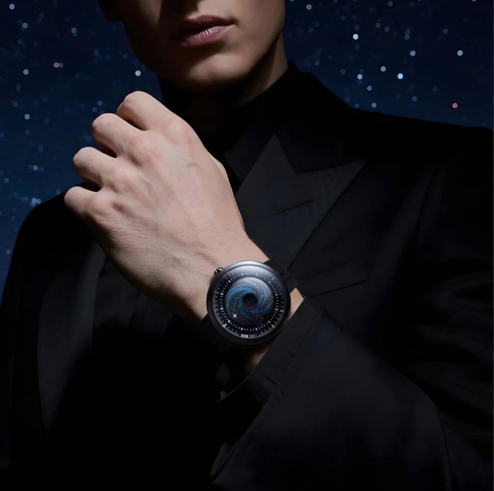 A apărut ceasul cu design de gaură neagră: „Miezul” absoarbe aproape toată lumina. Cum arată „Black Star” și cât costă azi în România 1021151