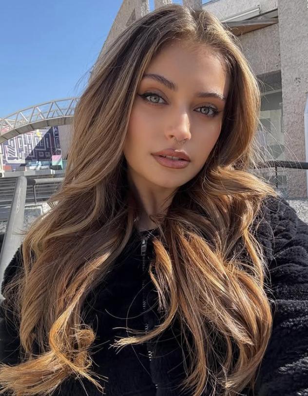 Moment viral la Miss World Chile 2025. În rochie de gală, o concurentă a cântat o piesă death metal și a uimit publicul cu vocea ei 1021929