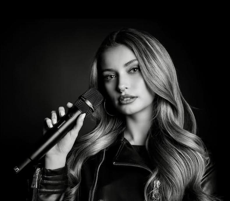 Moment viral la Miss World Chile 2025. În rochie de gală, o concurentă a cântat o piesă death metal și a uimit publicul cu vocea ei 1021931