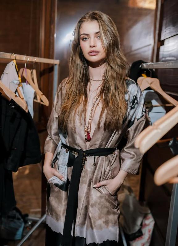 Moment viral la Miss World Chile 2025. În rochie de gală, o concurentă a cântat o piesă death metal și a uimit publicul cu vocea ei 1021932