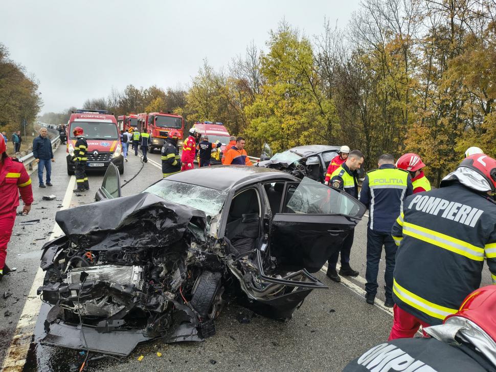 Doi oameni au murit într-un accident lângă Craiova. Două mașini s-au izbit frontal. Martorii spun că un șofer s-ar fi jucat pe telefon 1022013