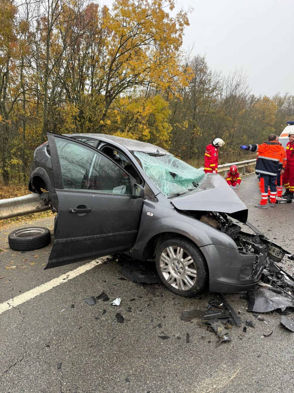 Doi oameni au murit într-un accident lângă Craiova. Două mașini s-au izbit frontal. Martorii spun că un șofer s-ar fi jucat pe telefon 1022015