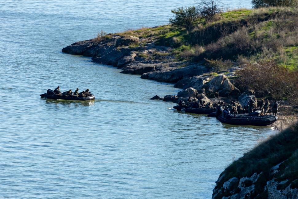 Exercițiu NATO în Alba. Militarii au realizat în timp record un pod plutitor peste Mureş, peste care poate trece aproape orice vehicul 1022035