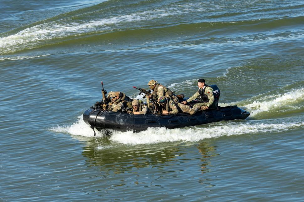 Exercițiu NATO în Alba. Militarii au realizat în timp record un pod plutitor peste Mureş, peste care poate trece aproape orice vehicul 1022038