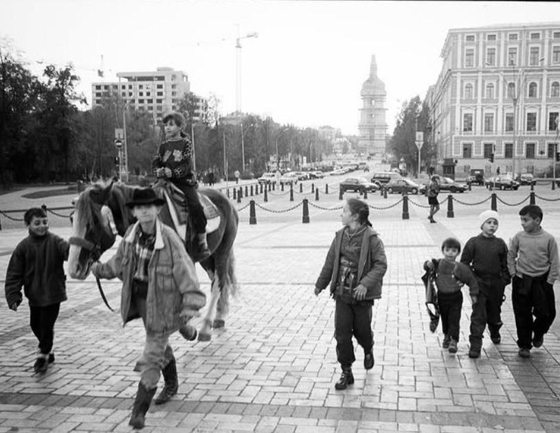 O fotografă ucraineană, căsătorită cu un actor din SUA, revine acasă, în război. Ce a descoperit acolo a copleșit-o 1021137