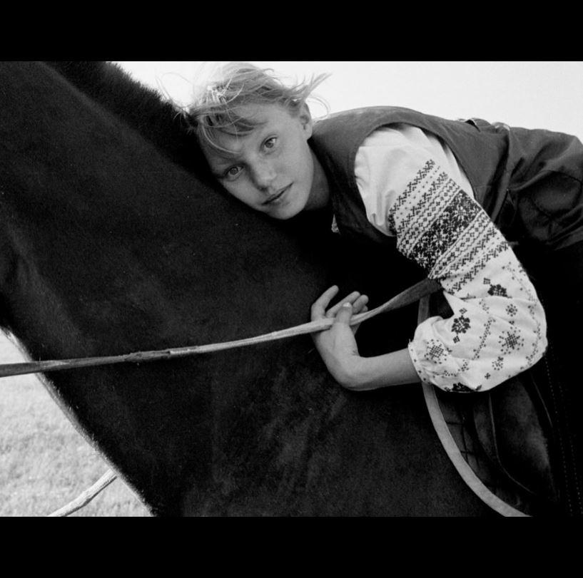 O fotografă ucraineană, căsătorită cu un actor din SUA, revine acasă, în război. Ce a descoperit acolo a copleșit-o 1021139