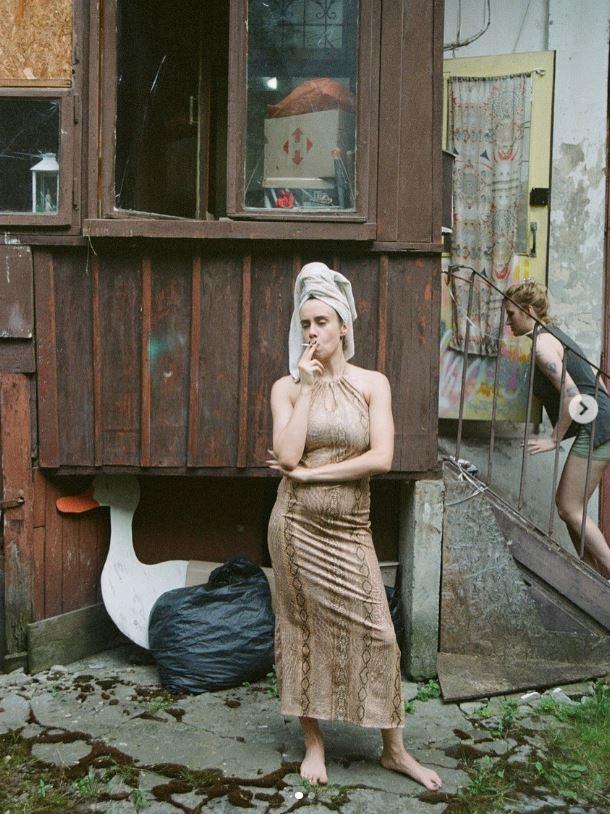 O fotografă ucraineană, căsătorită cu un actor din SUA, revine acasă, în război. Ce a descoperit acolo a copleșit-o 1021143