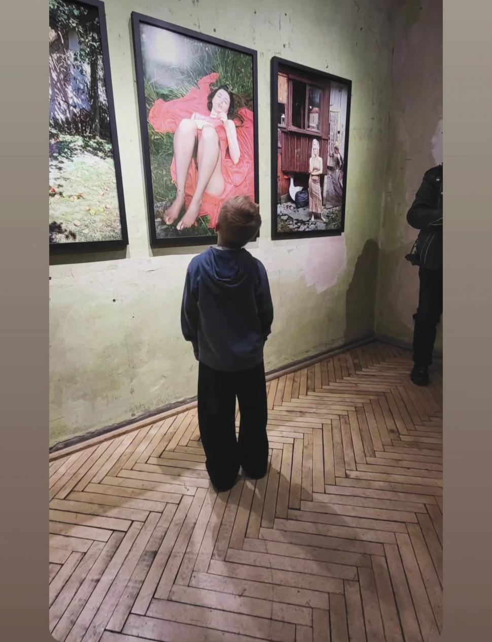 O fotografă ucraineană, căsătorită cu un actor din SUA, revine acasă, în război. Ce a descoperit acolo a copleșit-o 1021159