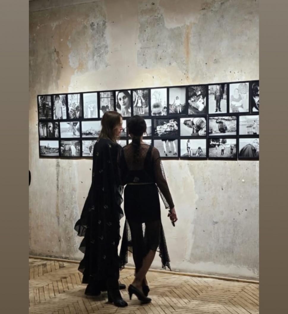 O fotografă ucraineană, căsătorită cu un actor din SUA, revine acasă, în război. Ce a descoperit acolo a copleșit-o 1021163