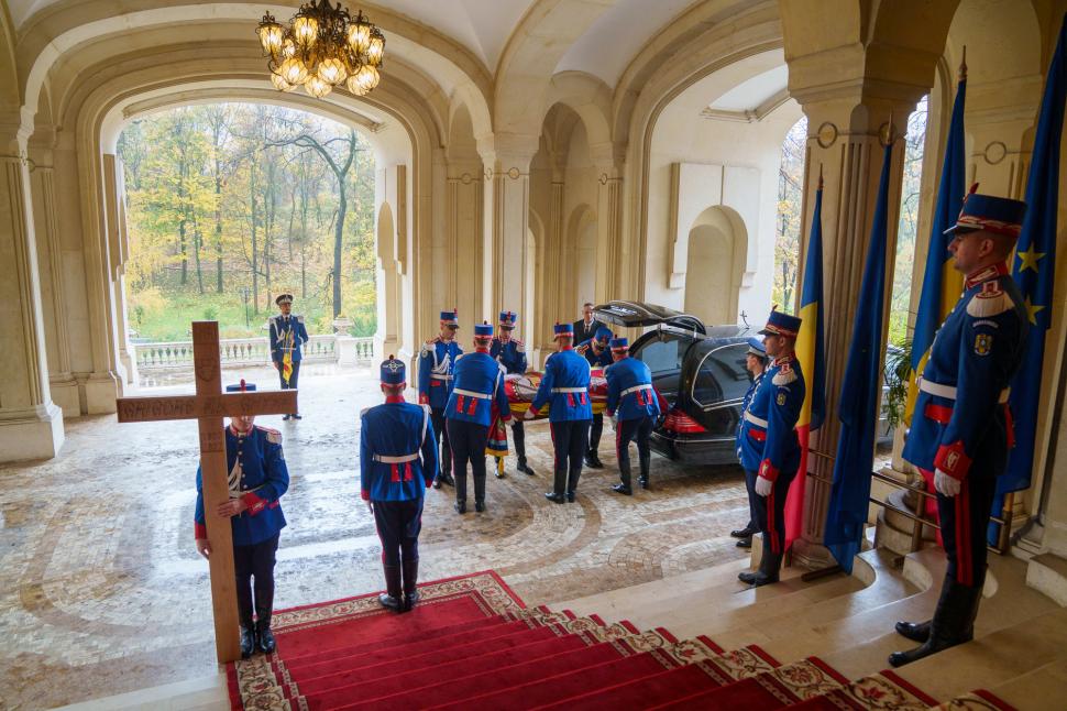 Imagini de la Cotroceni, unde e depus sicriul cu rămășițele domnitorului Grigore Ghyka. Nicușor Dan: Prea des insistăm pe sincope 1022022