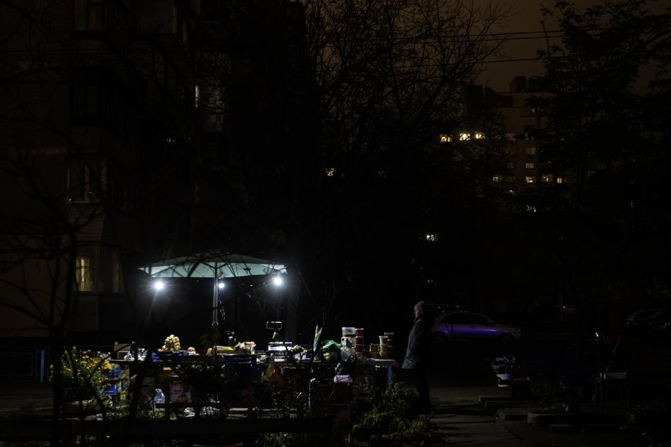 Ucrainenii au rămas în frig și beznă. Rușii le-au atacat de sute de ori centralele electrice. Curentul va fi oprit până la 16 ore pe zi 1022000