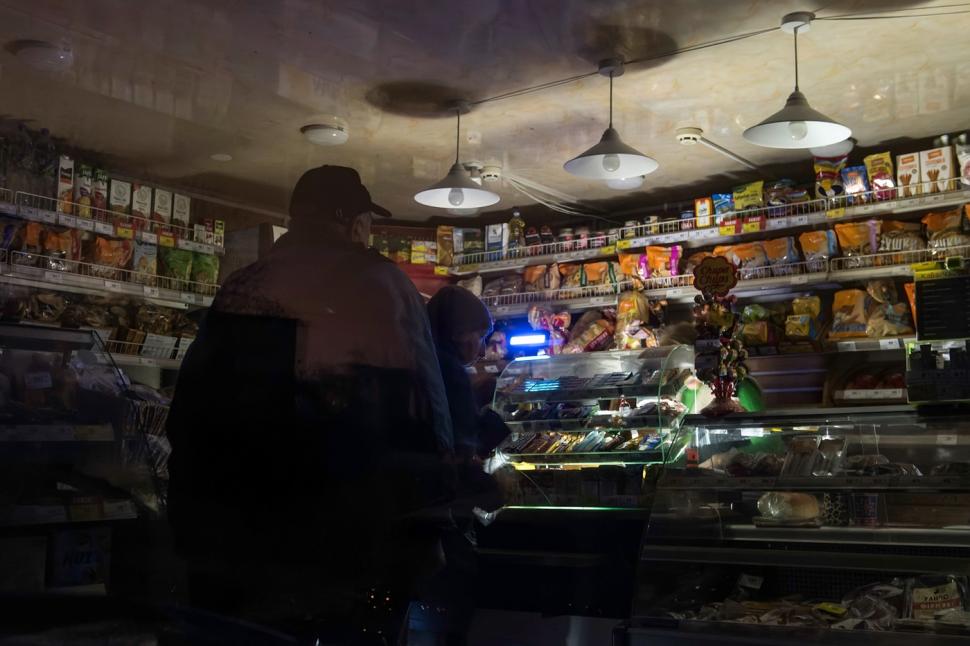 Ucrainenii au rămas în frig și beznă. Rușii le-au atacat de sute de ori centralele electrice. Curentul va fi oprit până la 16 ore pe zi 1022001