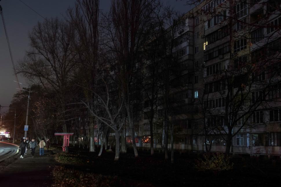 Ucrainenii au rămas în frig și beznă. Rușii le-au atacat de sute de ori centralele electrice. Curentul va fi oprit până la 16 ore pe zi 1022002