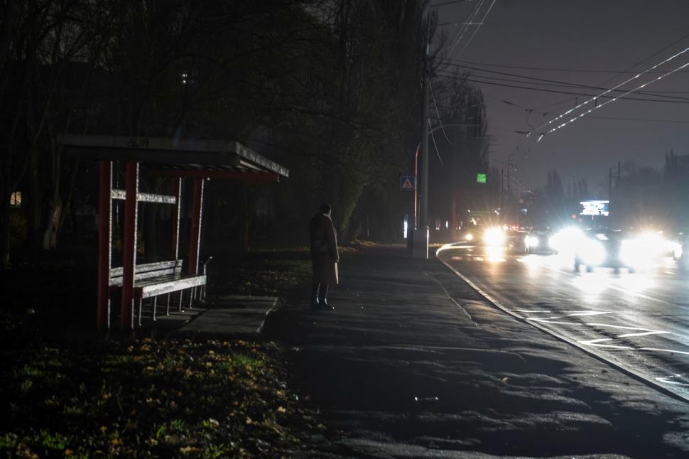 Ucrainenii au rămas în frig și beznă. Rușii le-au atacat de sute de ori centralele electrice. Curentul va fi oprit până la 16 ore pe zi 1022003