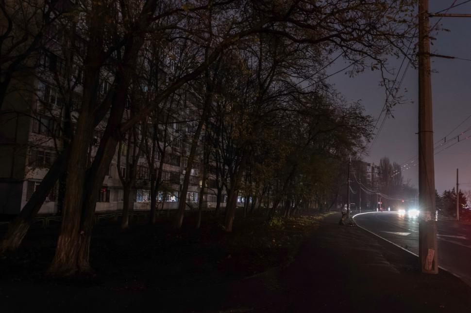 Ucrainenii au rămas în frig și beznă. Rușii le-au atacat de sute de ori centralele electrice. Curentul va fi oprit până la 16 ore pe zi 1022004