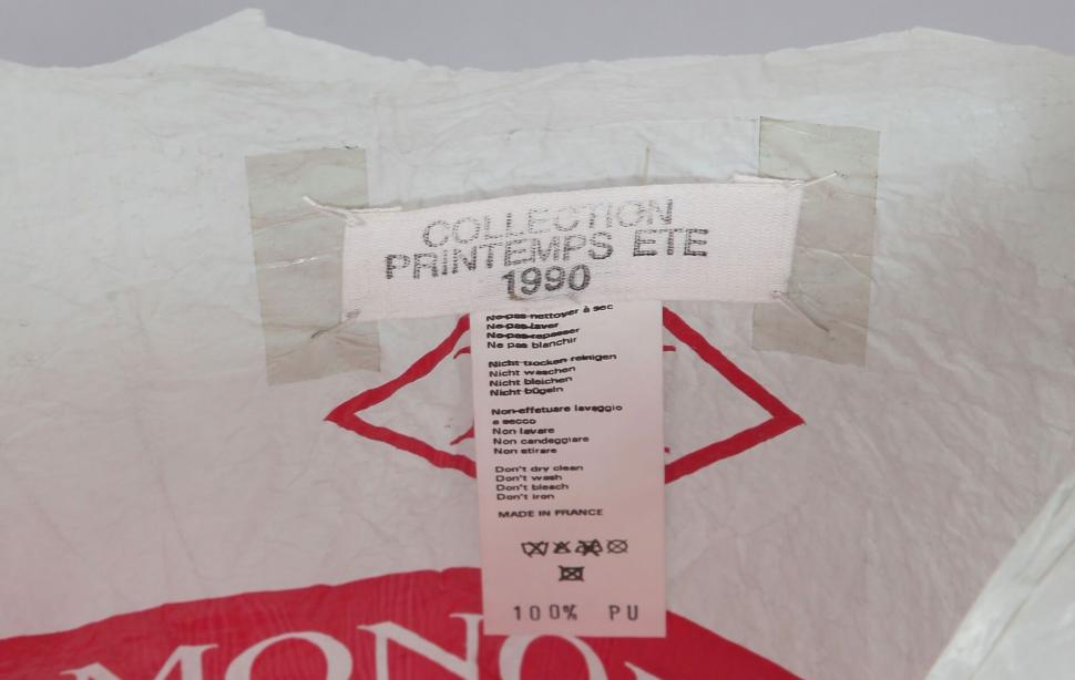 Așa arată cea mai scumpă pungă de plastic de unică folosință din lume, vândută acum cu 18.200 de euro la Paris. Cum se explică prețul 1022126