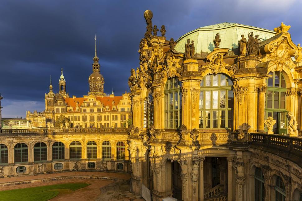 Cum a reconstruit Dresda palatul regal distrus de bombardamentul din 1945. Restauratorii au folosit tehnici de acum sute de ani 1022206