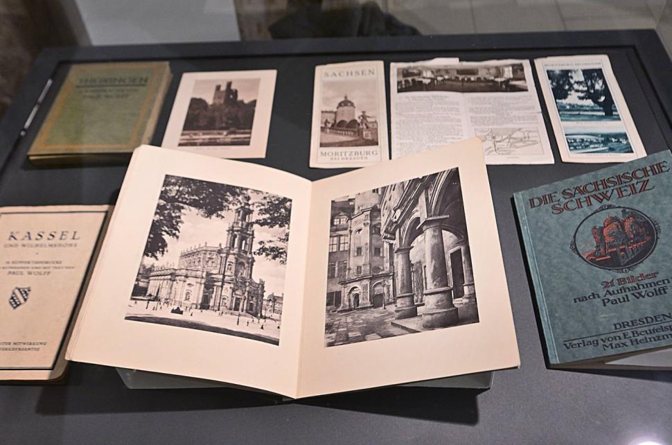 Cum a reconstruit Dresda palatul regal distrus de bombardamentul din 1945. Restauratorii au folosit tehnici de acum sute de ani 1022209