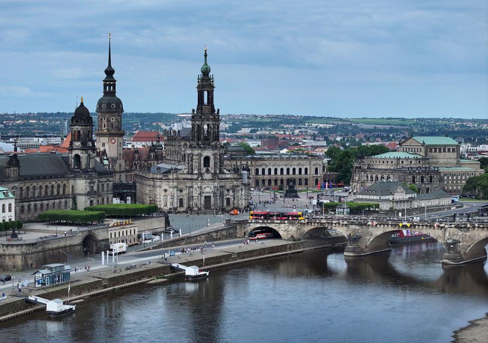 Cum a reconstruit Dresda palatul regal distrus de bombardamentul din 1945. Restauratorii au folosit tehnici de acum sute de ani 1022215