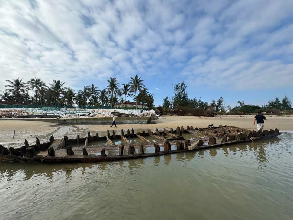 Descoperire incredibilă după taifunul Kalmaegi: o epavă misterioasă, veche de secole, a ieșit la suprafață 1022386